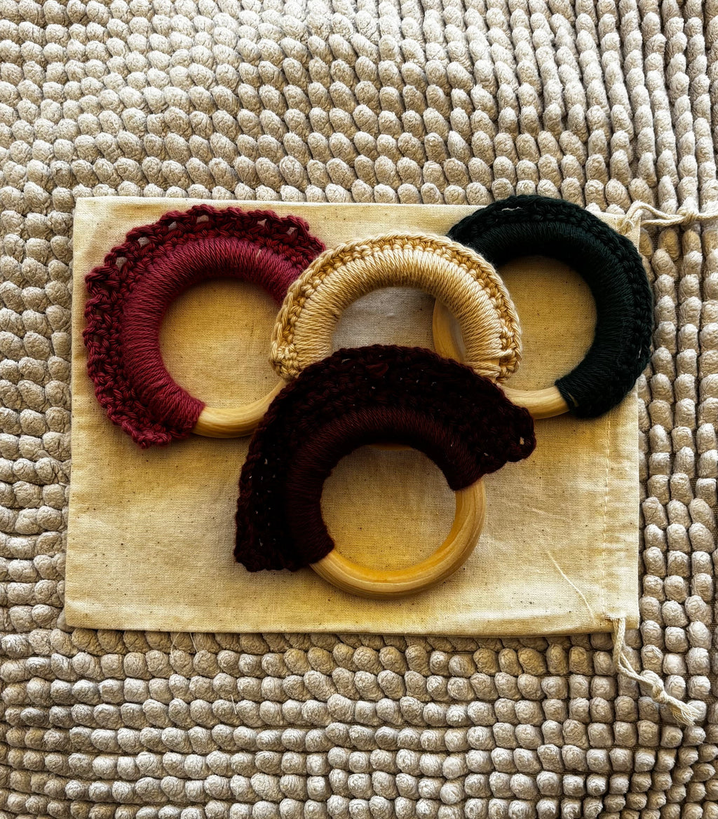 Hochet en bois et crochet