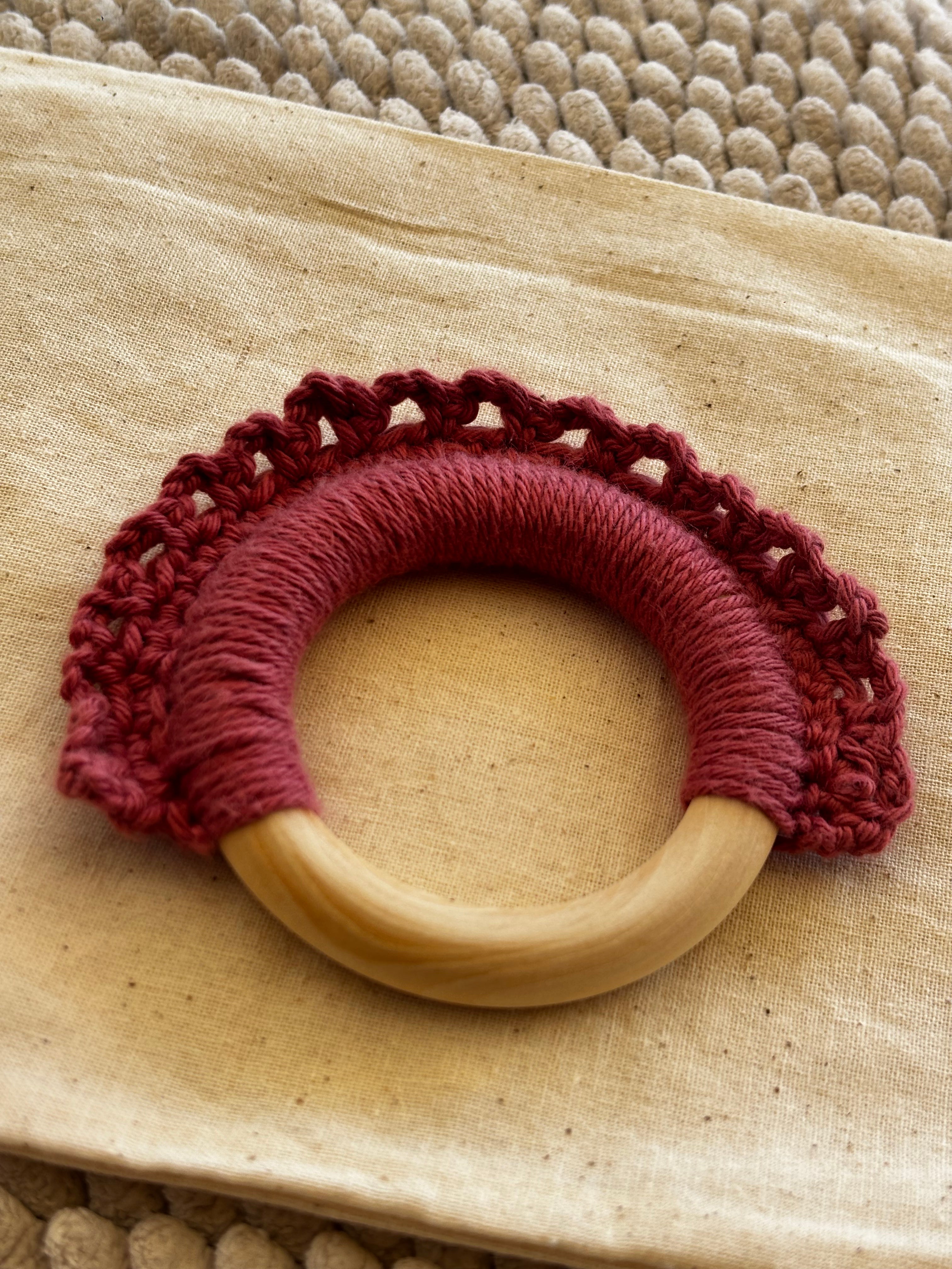 Hochet en bois et crochet