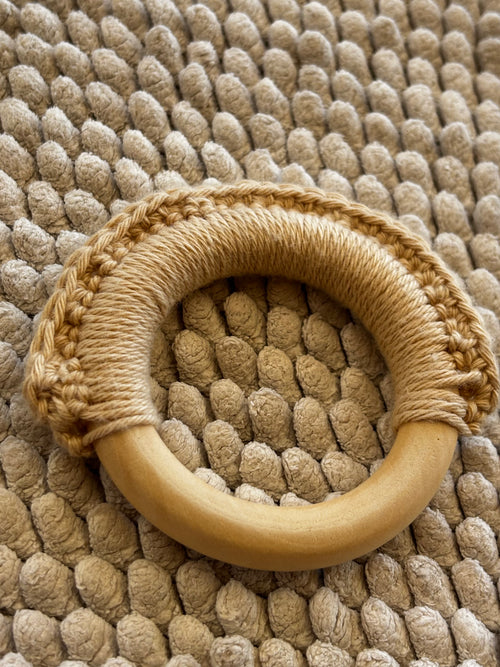 Hochet en bois et crochet