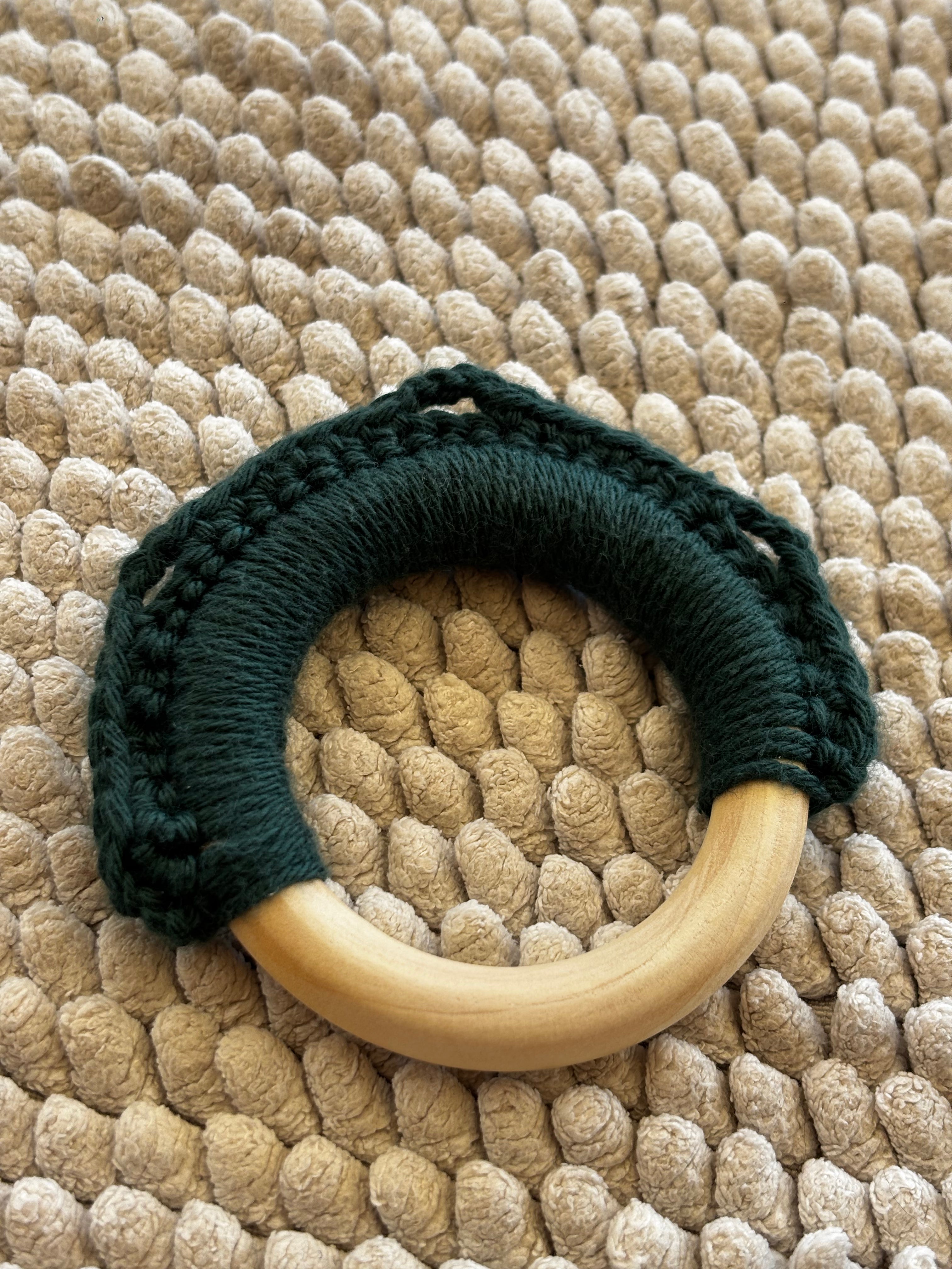 Hochet en bois et crochet