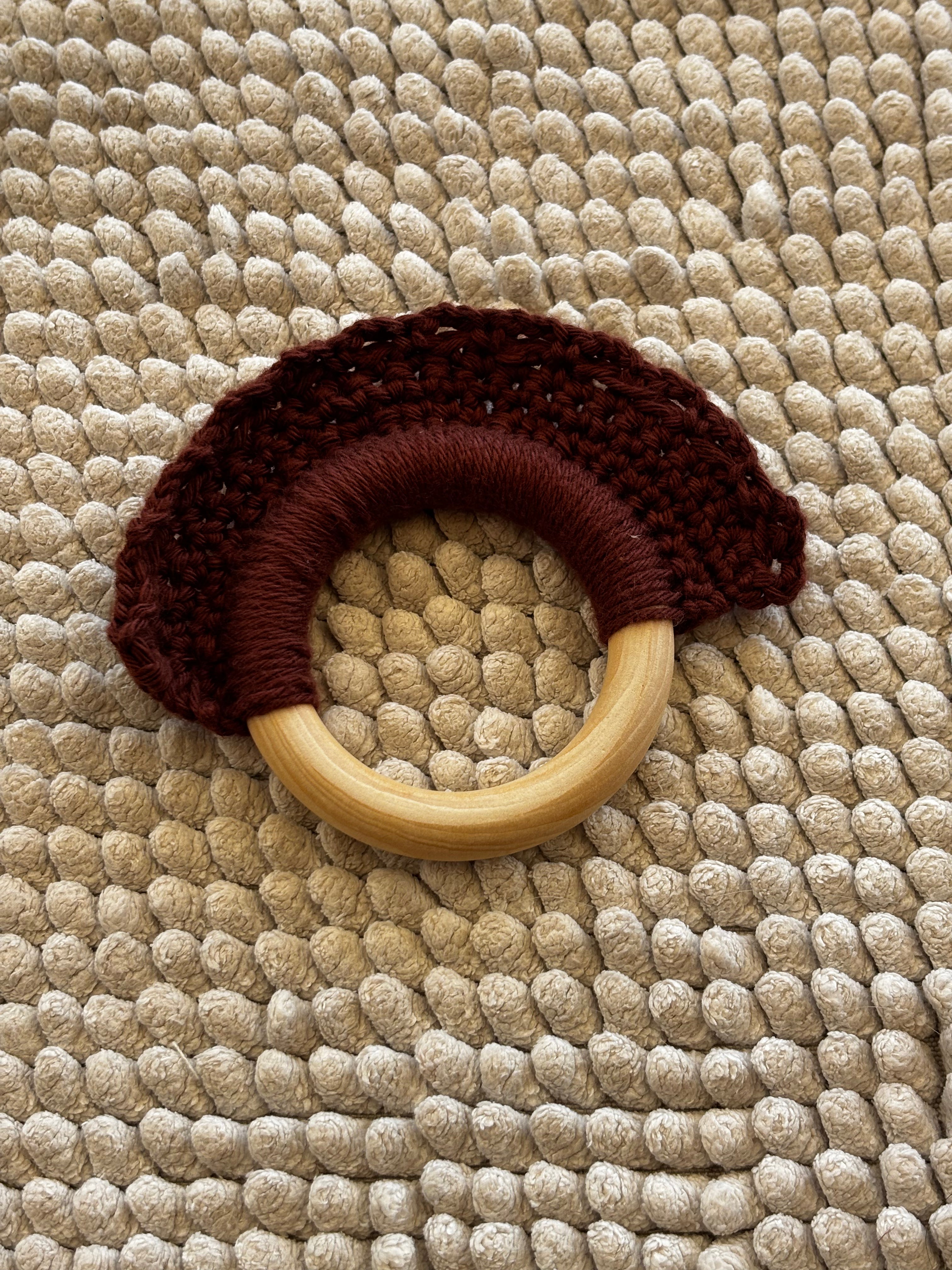 Hochet en bois et crochet